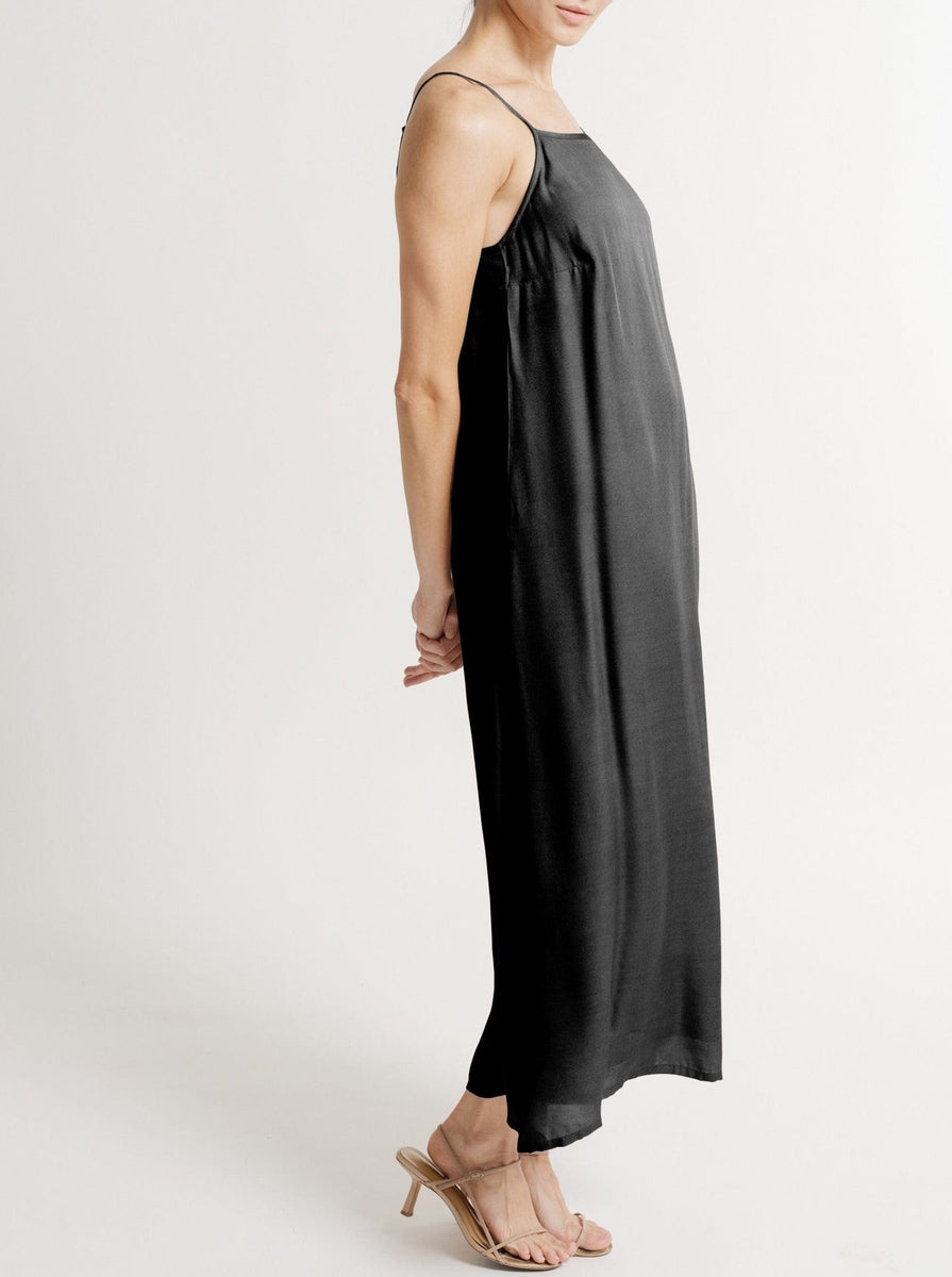 The model is wearing a sustainably made Kate Dress - Black in maxi length.