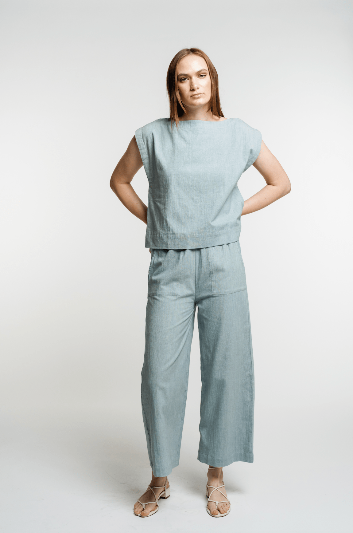 The model is wearing a light blue linen Everyday Top - Cielo made from organic cotton.